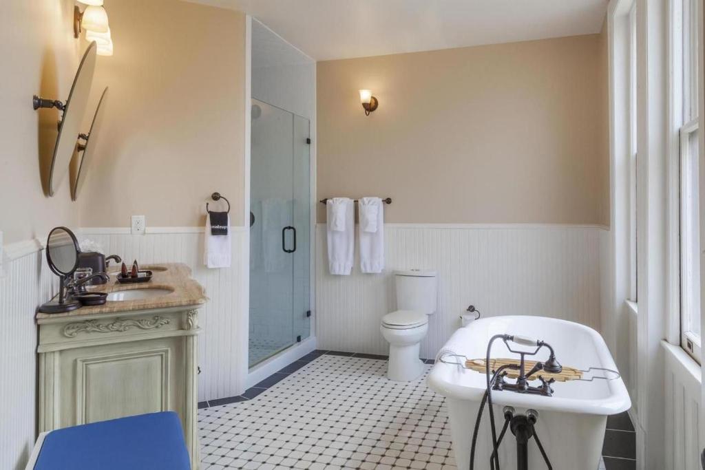 Patterson Inn Tiled bathroom