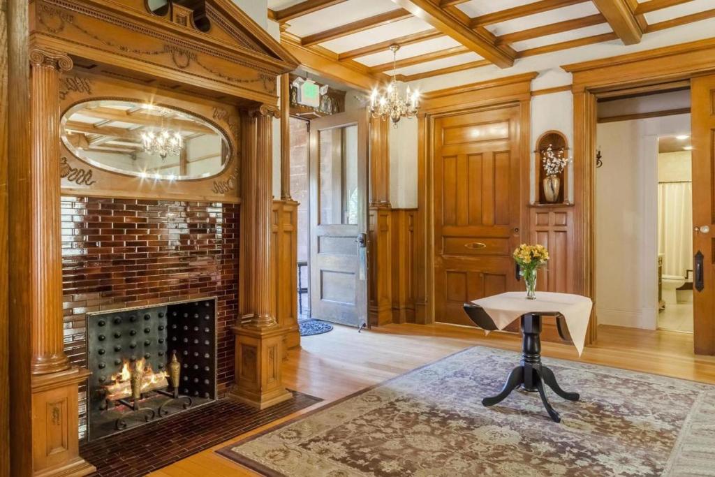 Patterson Inn Room with fireplace