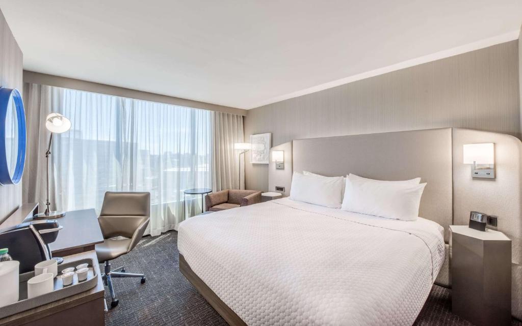 Sonesta Denver Downtown Room with bed and desk