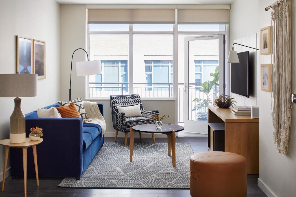 Sentral Union Station Room with sofa and TV