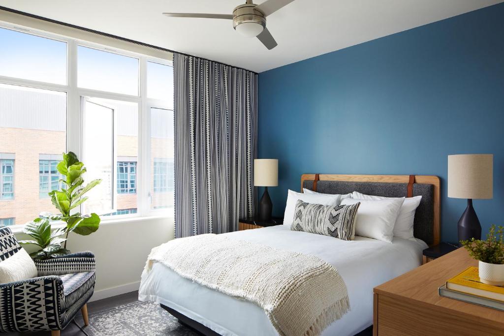 Sentral Union Station Bedroom with blue walls
