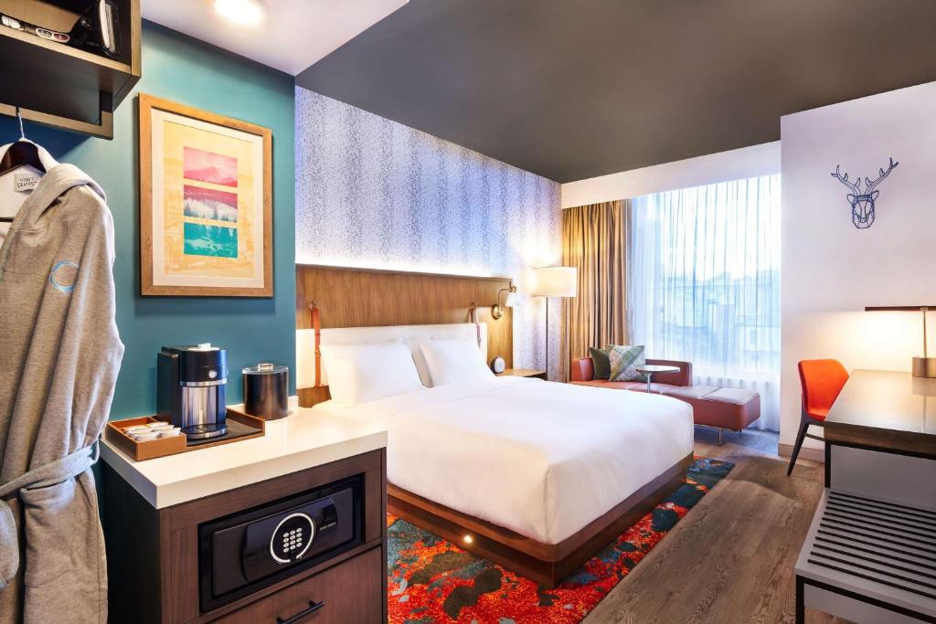 Hyatt Centric Downtown Denver Room with bed and red carpet