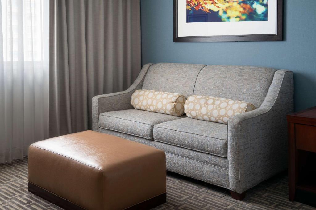Hilton Garden Inn Denver Downtown Gray sofa with leather pouf