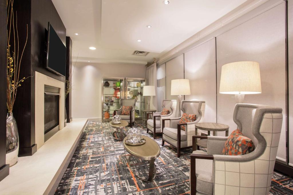 Hampton Inn & Suites Denver-Downtown Lounge with TV