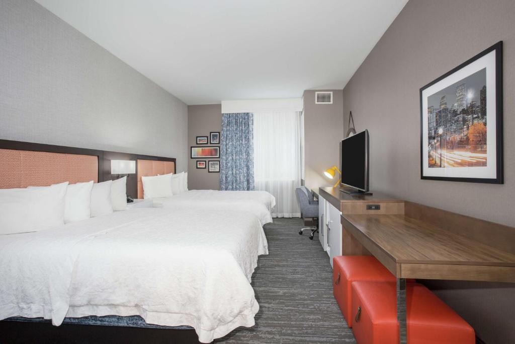 Hampton Inn & Suites Denver-Downtown Room with two beds and TV