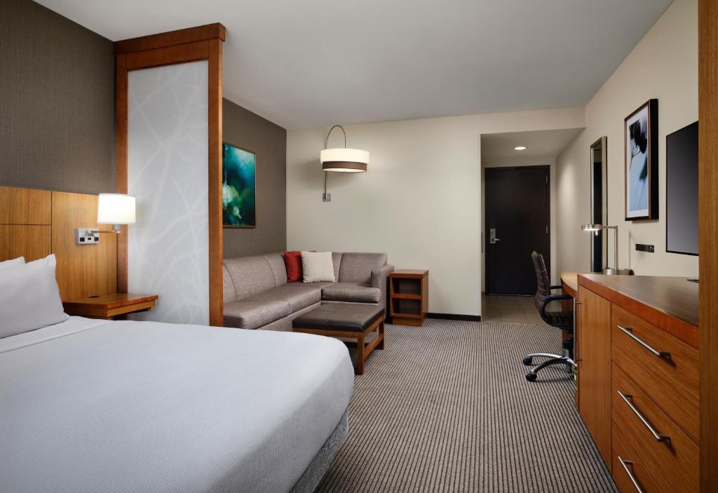 Hyatt Place Denver Downtown Room with bed and TV