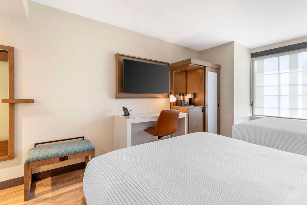 Cambria Hotel Denver Downtown RiNo Room with two beds and a desk