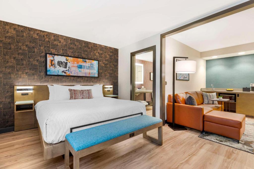 Cambria Hotel Denver Downtown RiNo Bedroom with double bed