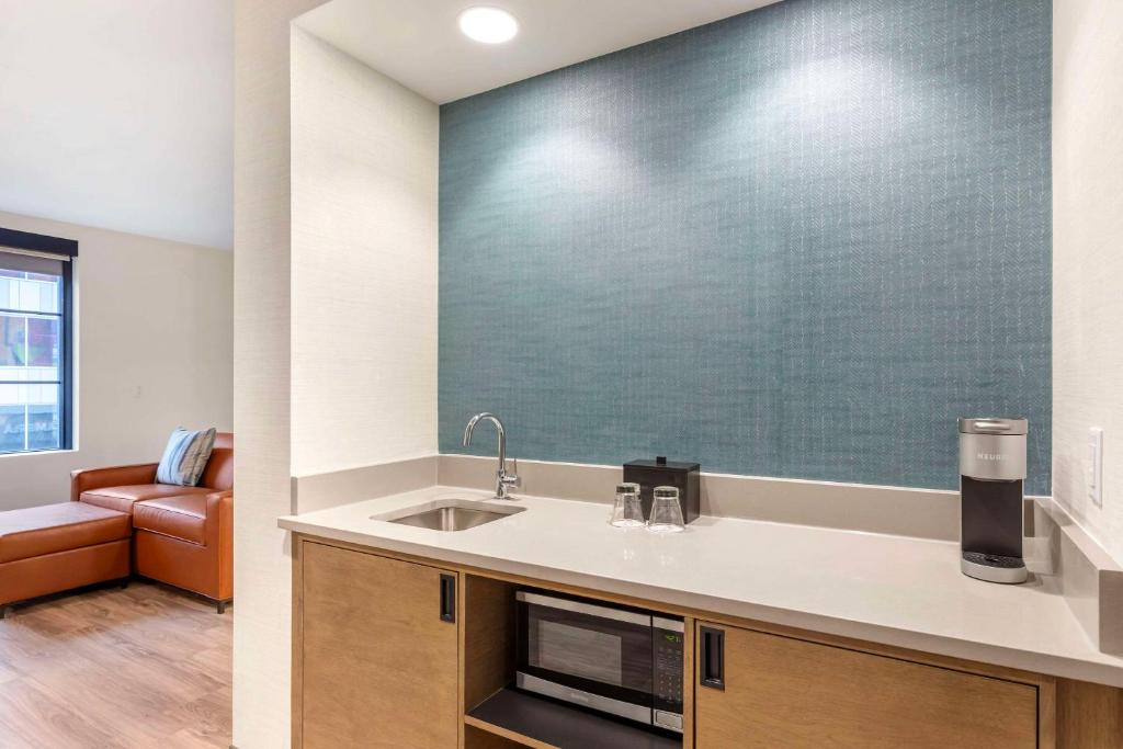 Cambria Hotel Denver Downtown RiNo Kitchen in the apartment