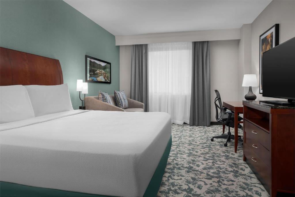 Hilton Garden Inn Denver Downtown Room with bed and TV